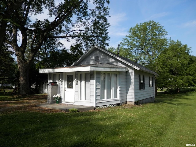 104 Henderson Rd, Knoxville, IL 61448 - view of front facade with a front lawn