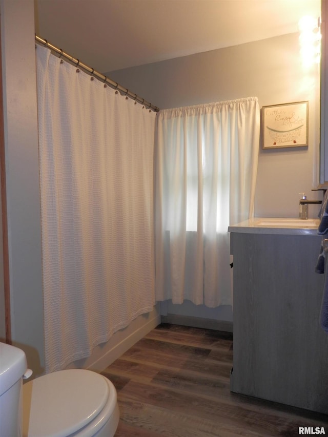 104 Henderson Rd, Knoxville, IL 61448 - full bathroom featuring vanity, wood finished floors, and shower / bath combo with shower curtain