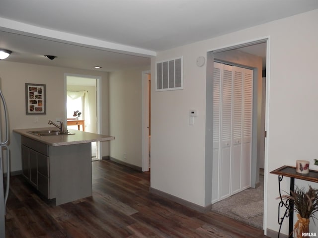 104 Henderson Rd, Knoxville, IL 61448 - kitchen with dark wood-style floors, light countertops, and a center island with sink