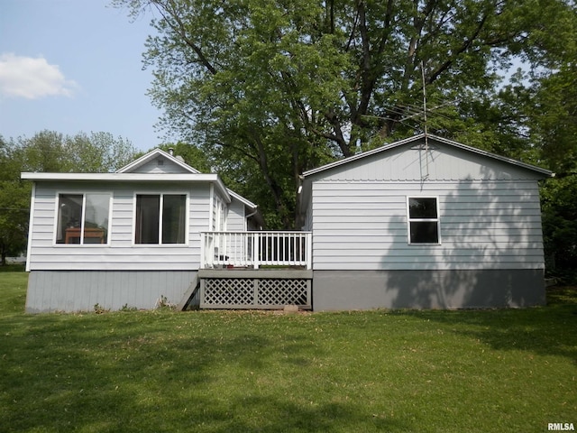 104 Henderson Rd, Knoxville, IL 61448 - back of property featuring a wooden deck and a yard