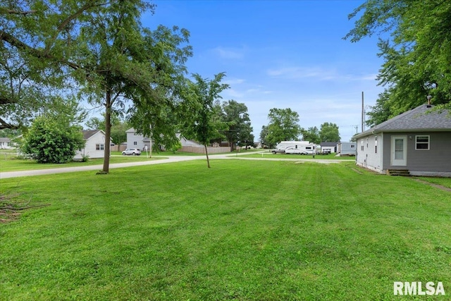 402 Linkins Ave, Tovey, IL 62570 - view of grassy yard featuring a residential view