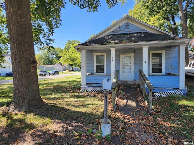 333 S Elm St, Lincoln, IL 62656 - shotgun-style home featuring a porch and a front lawn