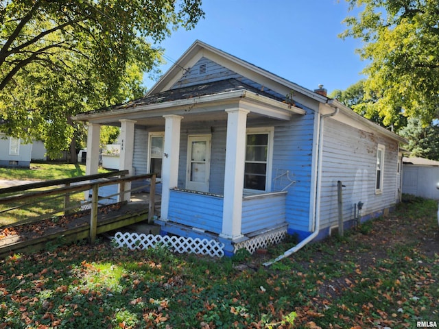 333 S Elm St, Lincoln, IL 62656 - shotgun-style home with covered porch and a front lawn
