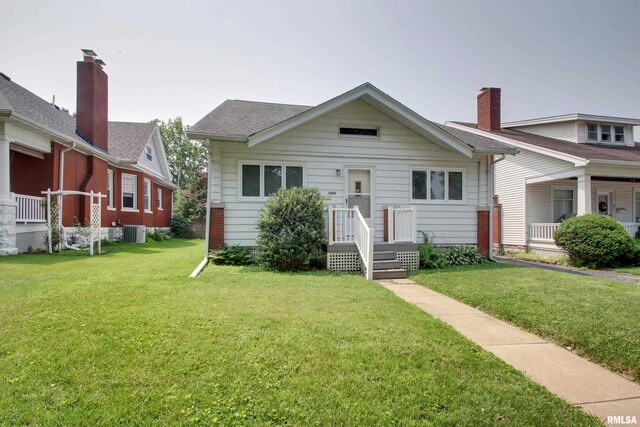 2204 Spring St, Quincy, IL 62301 - bungalow featuring a front lawn