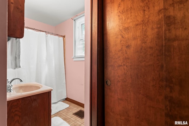 1537 N 4th St, Springfield, IL 62702 - full bath featuring vanity and a shower with shower curtain