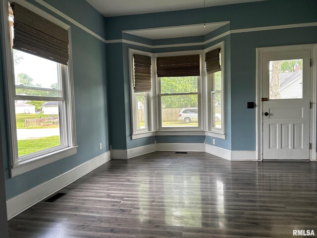 726 W N St, Auburn, IL 62629 - kitchen with stainless steel appliances, under cabinet range hood, a textured ceiling, tasteful backsplash, and white cabinets