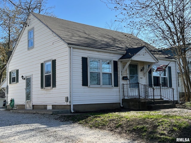 805 W Washington St, Pittsfield, IL 62363 - bungalow with a shingled roof