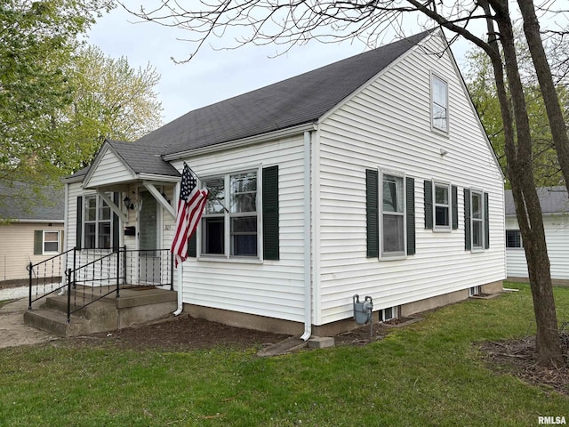 805 W Washington St, Pittsfield, IL 62363 - view of front of home with a front yard and roof with shingles
