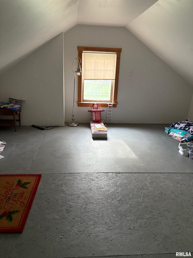 805 W Washington St, Pittsfield, IL 62363 - bonus room featuring lofted ceiling