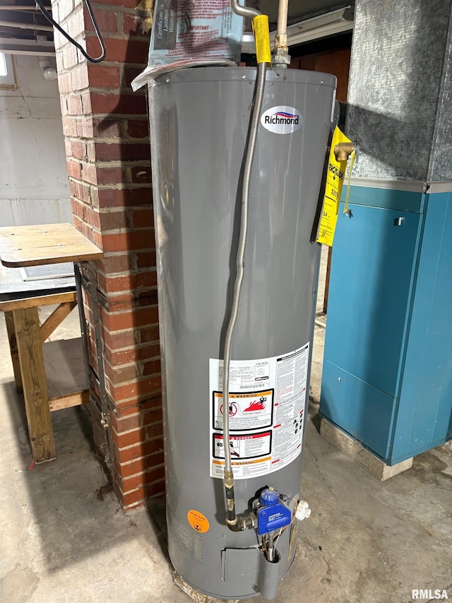 805 W Washington St, Pittsfield, IL 62363 - utility room featuring water heater and heating unit