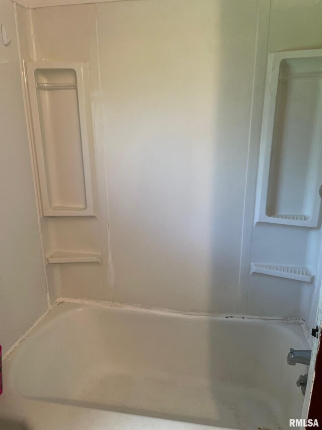 805 W Washington St, Pittsfield, IL 62363 - bathroom with bathing tub / shower combination