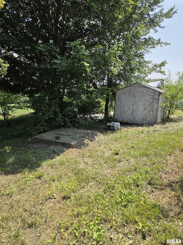 1355 Old Wagon Rd, Knoxville, IL 61448 - view of yard with a storage shed