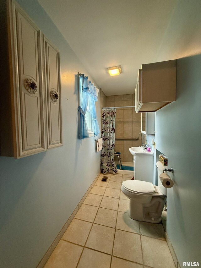 305 N Harshbarger St, Abingdon, IL 61410 - full bath featuring tile patterned flooring and curtained shower