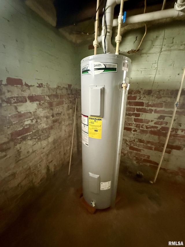 305 N Harshbarger St, Abingdon, IL 61410 - utilities featuring water heater
