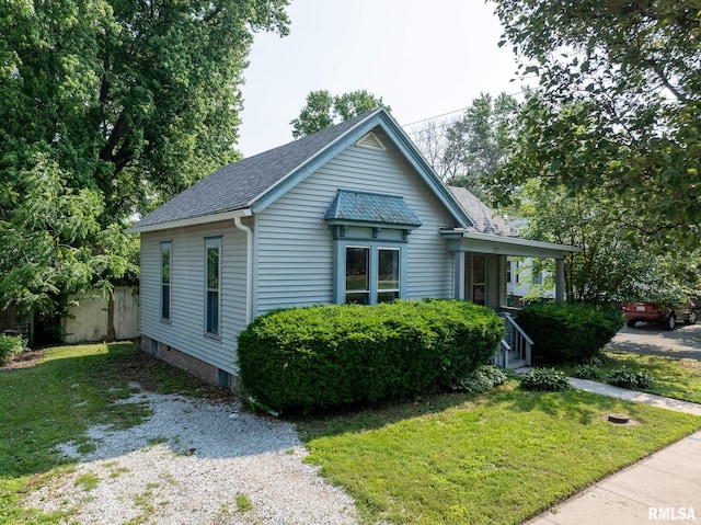 117 W Jefferson St, Macomb, IL 61455 - bungalow-style house featuring roof with shingles