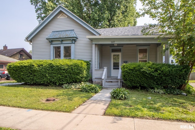 117 W Jefferson St, Macomb, IL 61455 - bungalow-style house with a front yard, a porch, and roof with shingles