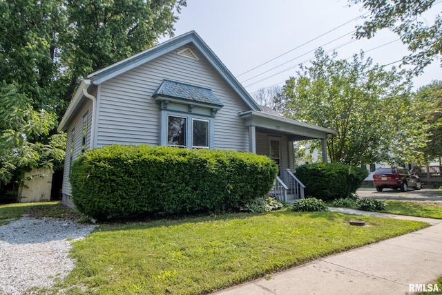 117 W Jefferson St, Macomb, IL 61455 - bungalow featuring a front lawn