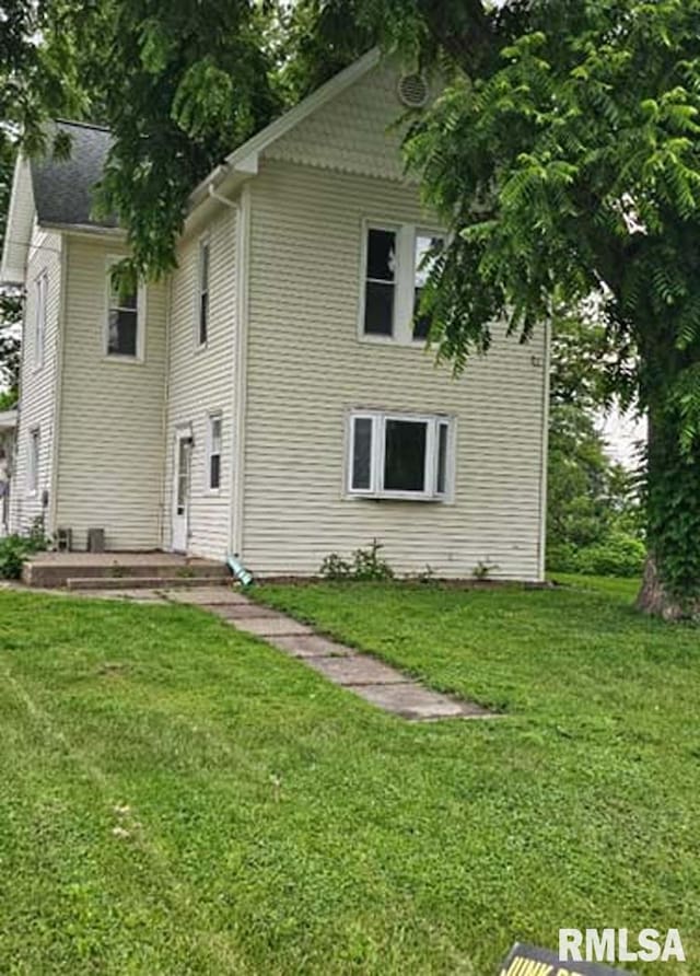 113 S Franklin St, Camp Point, IL 62320 - view of front facade with a front yard and a patio area