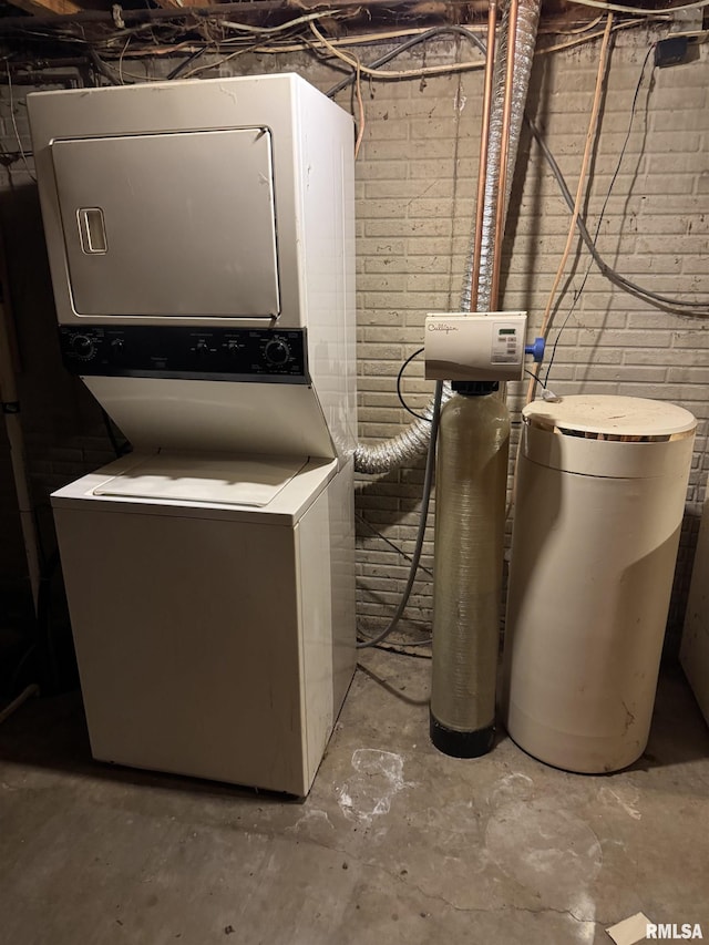 10333 Evergreen Dr, Manito, IL 61546 - laundry room featuring stacked washer / dryer