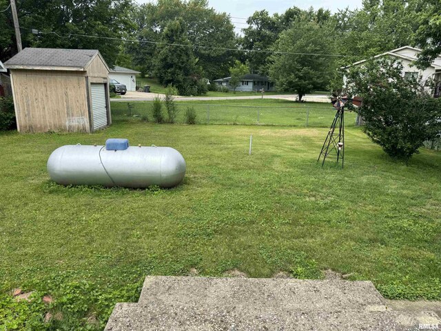 10333 Evergreen Dr, Manito, IL 61546 - view of yard with a shed