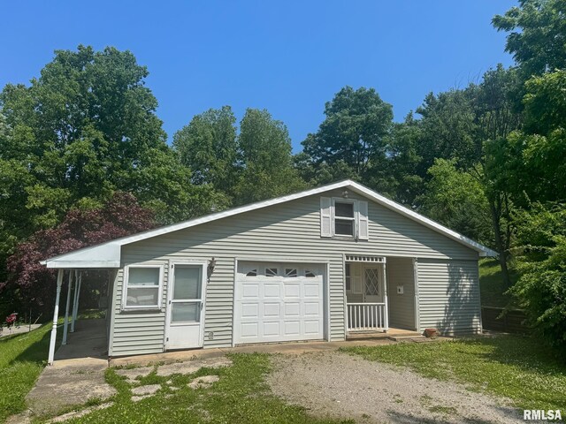 220 E Adams St, Petersburg, IL 62675 - view of front facade with dirt driveway and a detached garage