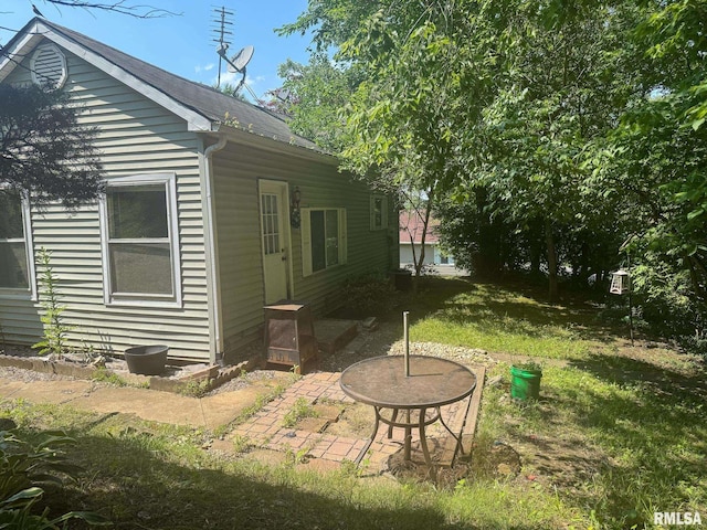 220 E Adams St, Petersburg, IL 62675 - view of yard