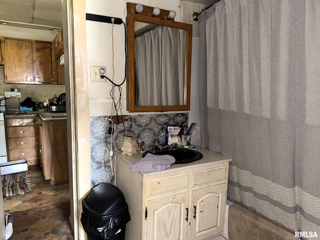 931 S A St, Monmouth, IL 61462 - full bath featuring tasteful backsplash, vanity, and curtained shower