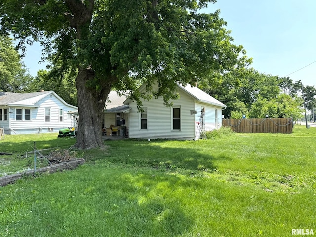931 S A St, Monmouth, IL 61462 - view of yard