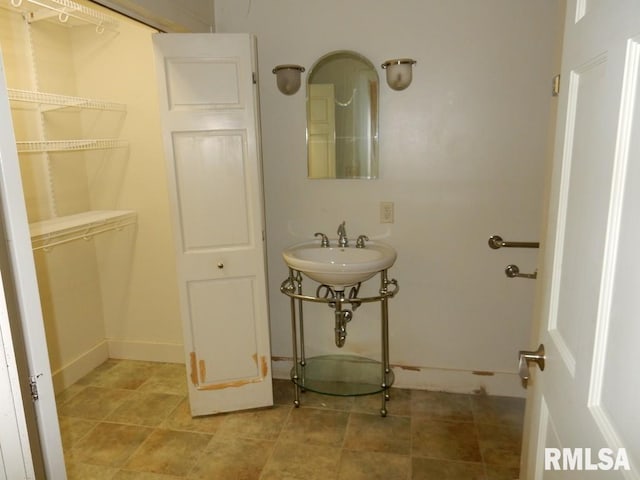 635 S Seigel St, Decatur, IL 62522 - bathroom with baseboards