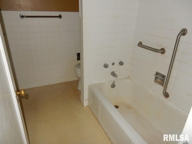 635 S Seigel St, Decatur, IL 62522 - full bath featuring shower / tub combination, tile walls, and tile patterned flooring