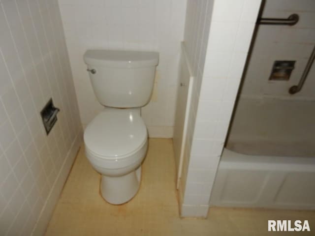 635 S Seigel St, Decatur, IL 62522 - bathroom featuring toilet and tile walls