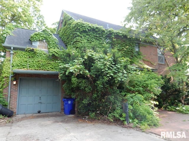 635 S Seigel St, Decatur, IL 62522 - view of front of house with a garage, brick siding, and concrete driveway