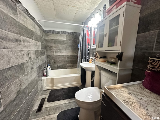 1025 S 15th St, Quincy, IL 62301 - full bath featuring shower / tub combo with curtain and toilet