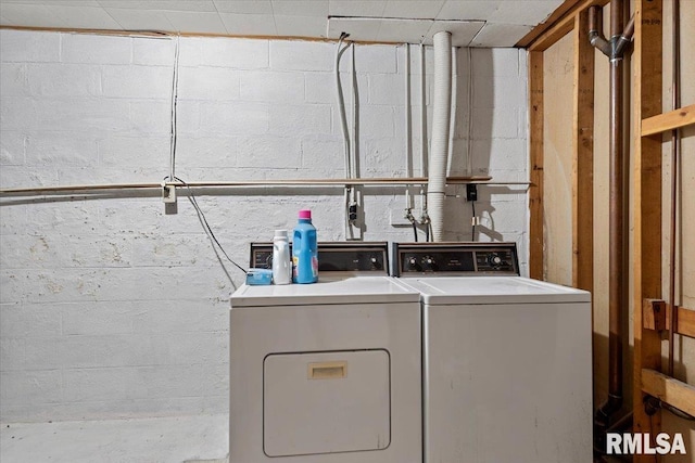 308 Elm Ln, Petersburg, IL 62675 - laundry room with washer and clothes dryer