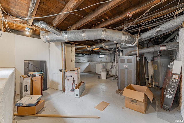 712 N Kickapoo St, Lincoln, IL 62656 - unfinished below grade area with water heater and washer / dryer