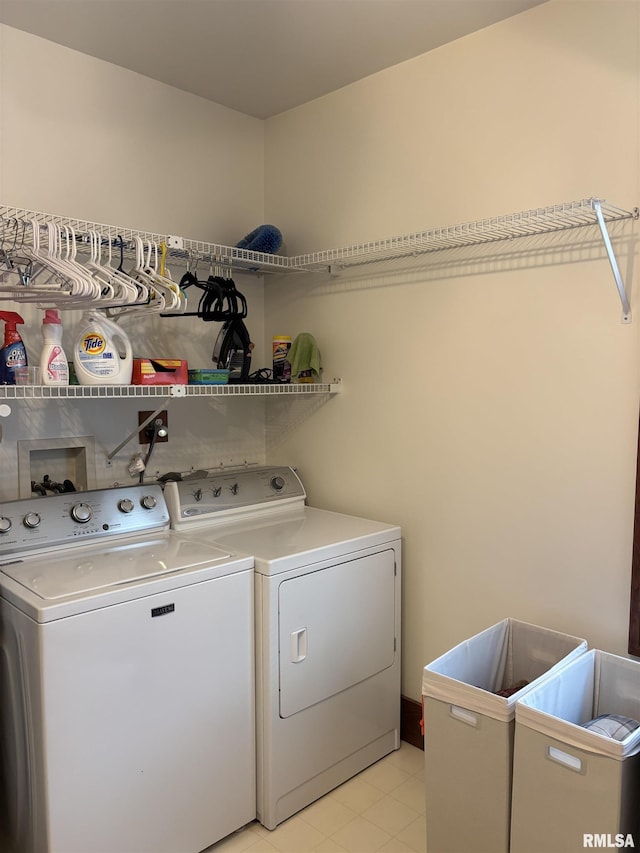 1905 S Whittier Ave, Springfield, IL 62704 - laundry area featuring washing machine and clothes dryer