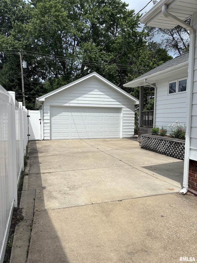 1905 S Whittier Ave, Springfield, IL 62704 - detached garage with a gate