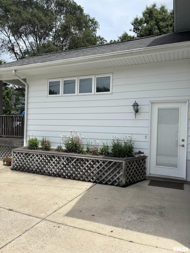 1905 S Whittier Ave, Springfield, IL 62704 - view of side of home with a shingled roof