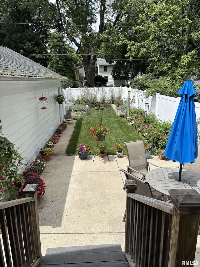 1905 S Whittier Ave, Springfield, IL 62704 - fenced backyard with a patio