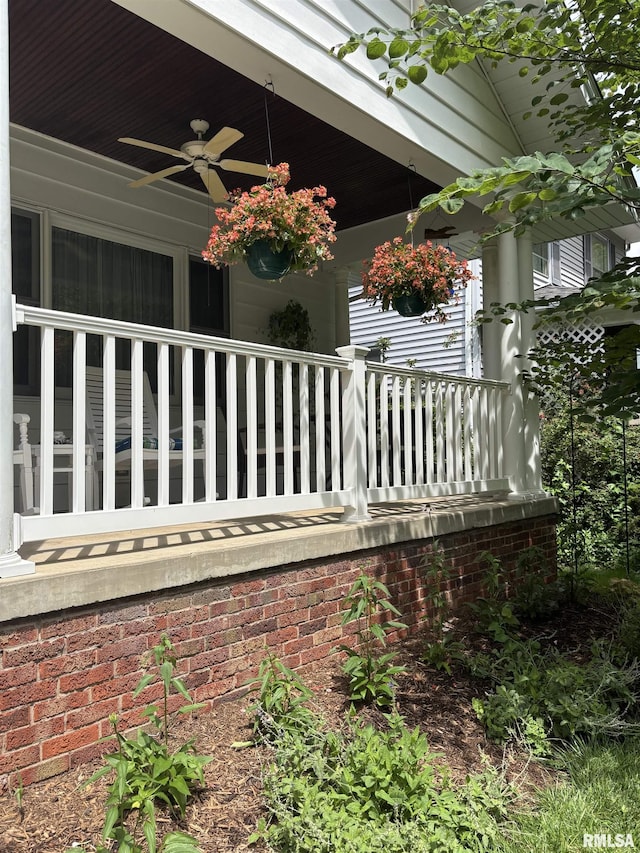 1905 S Whittier Ave, Springfield, IL 62704 - covered porch featuring a ceiling fan