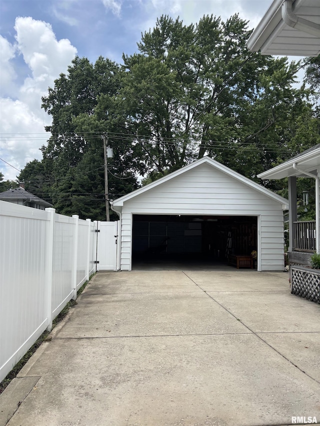 1905 S Whittier Ave, Springfield, IL 62704 - detached garage featuring a gate