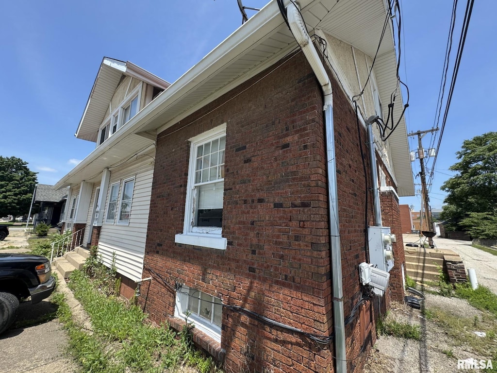 515 E Vine St, Springfield, IL 62704 - view of home's exterior featuring brick siding
