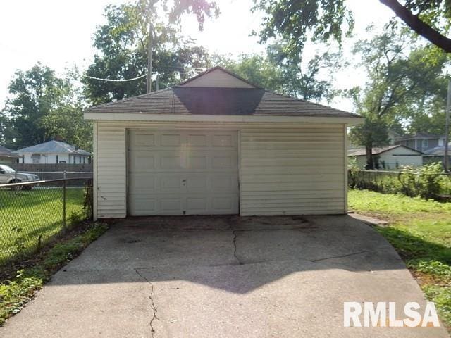 2541 S 10th St, Springfield, IL 62703 - detached garage with driveway