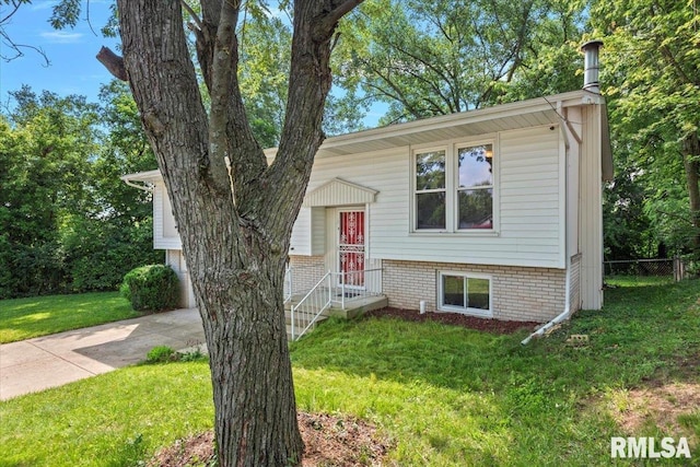 2 Mesa Rd, Springfield, IL 62702 - split foyer home featuring driveway