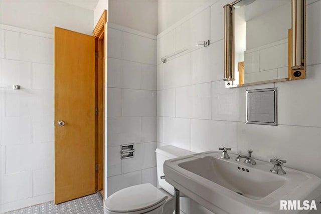 421 W Jackson Pkwy, Springfield, IL 62704 - half bathroom with tile walls and a sink