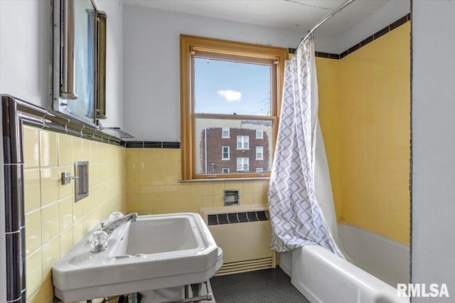 421 W Jackson Pkwy, Springfield, IL 62704 - full bath with tile walls, shower / bath combo, and radiator