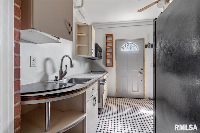 421 W Jackson Pkwy, Springfield, IL 62704 - kitchen featuring ceiling fan, black microwave, stovetop, and crown molding