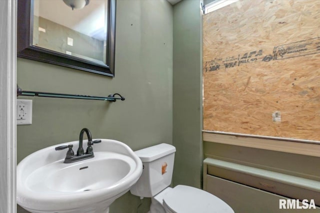 421 W Jackson Pkwy, Springfield, IL 62704 - half bathroom featuring a sink and toilet