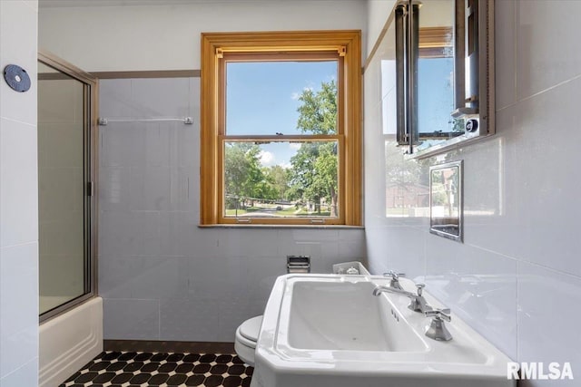 421 W Jackson Pkwy, Springfield, IL 62704 - bathroom featuring combined bath / shower with glass door and tile walls