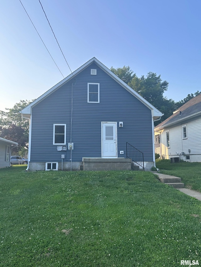 2016 Chestnut St, Quincy, IL 62301 - rear view of house featuring a yard